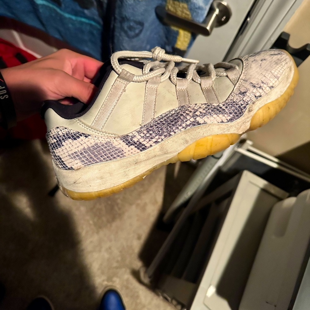 Jordan 11 low snake light bone